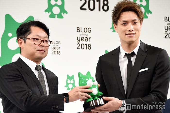 トロフィーを受け取った鈴木伸之(C)モデルプレス