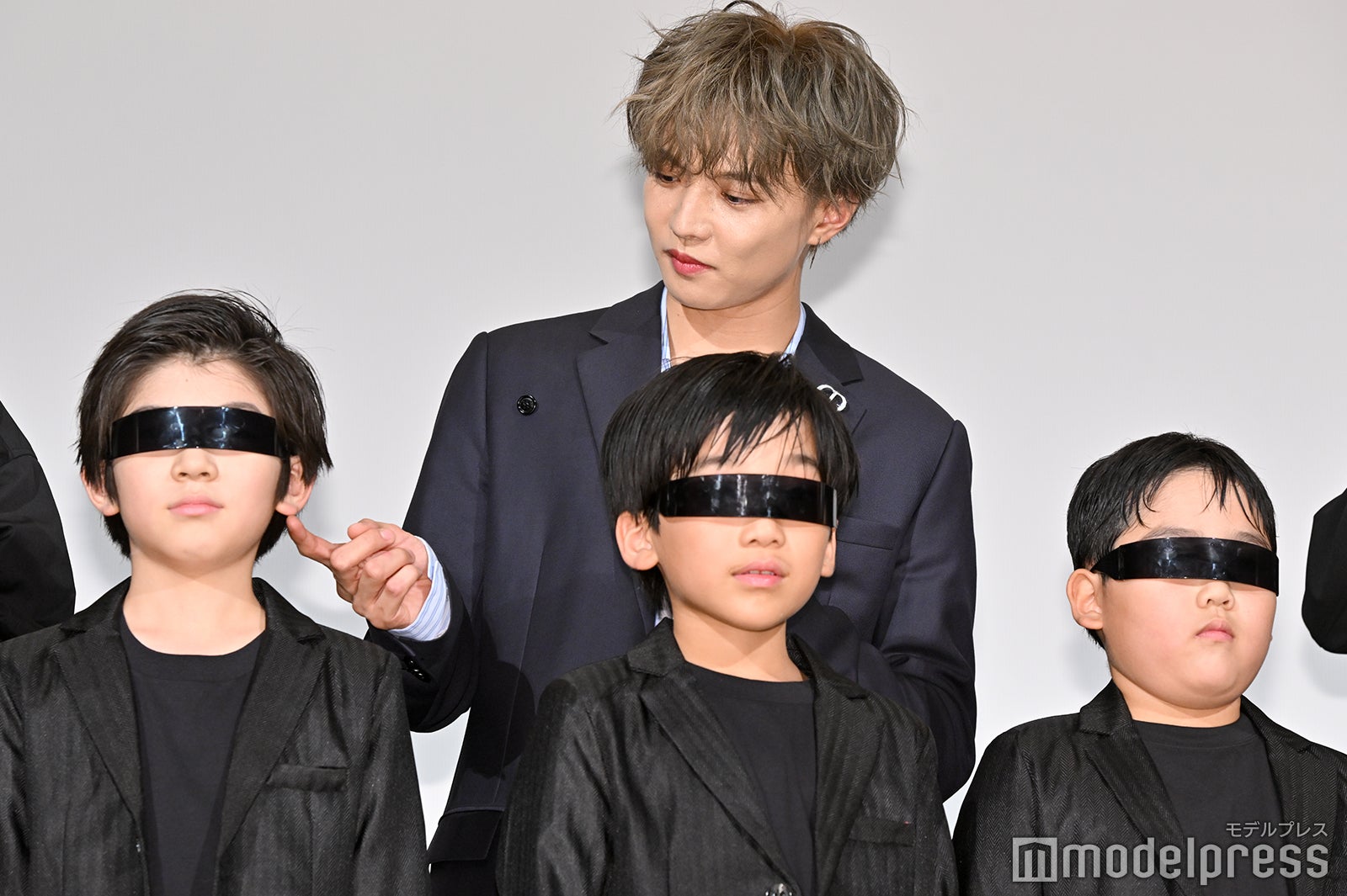 “ちびっ子ハンター”の耳たぶを触る佐藤大樹（C）モデルプレス