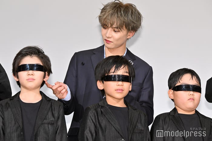 “ちびっ子ハンター”の耳たぶを触る佐藤大樹(C)モデルプレス