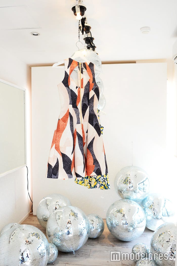 ミラーボール付きのダンスフロアのようなフィッティングルーム(C)モデルプレス