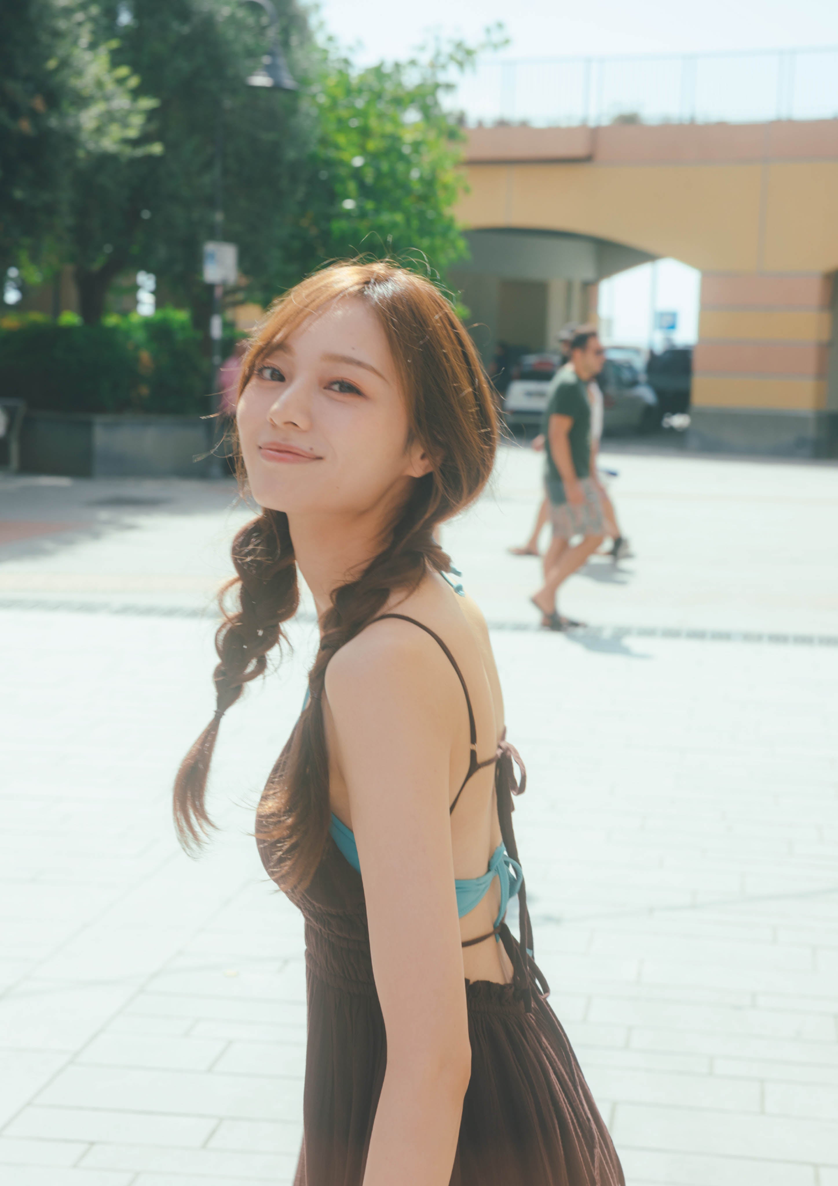 乃木坂46梅澤美波、⼤胆背中開きワンピ×おさげヘアでギャップ見せ 2nd写真集先行カット解禁【透明な覚悟】