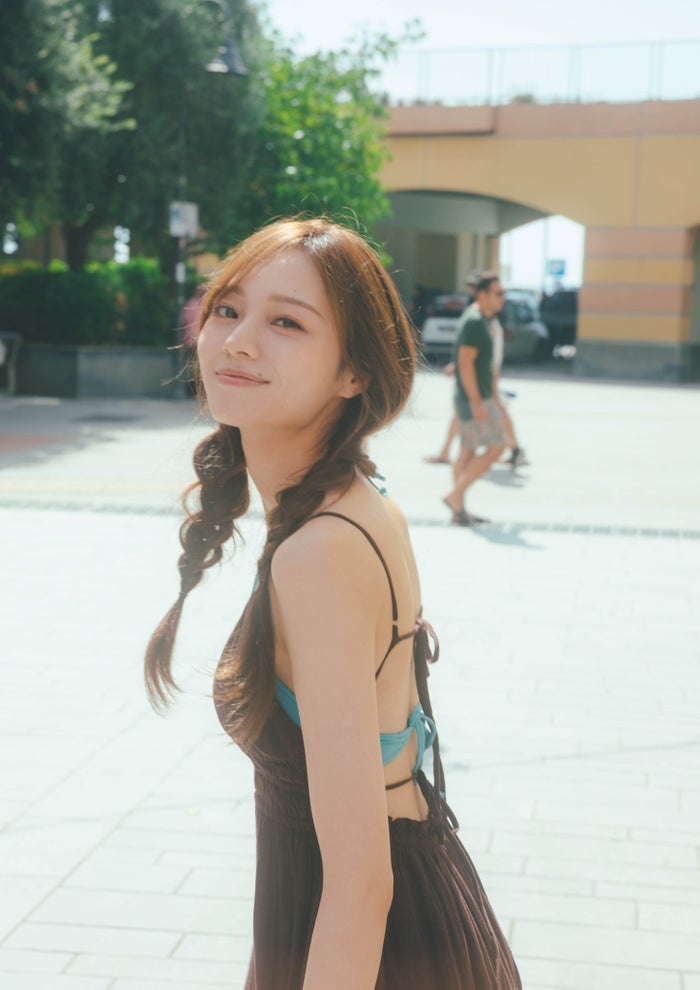 乃木坂46梅澤美波、⼤胆背中開きワンピ×おさげヘアでギャップ見せ 2nd写真集先行カット解禁【透明な覚悟】