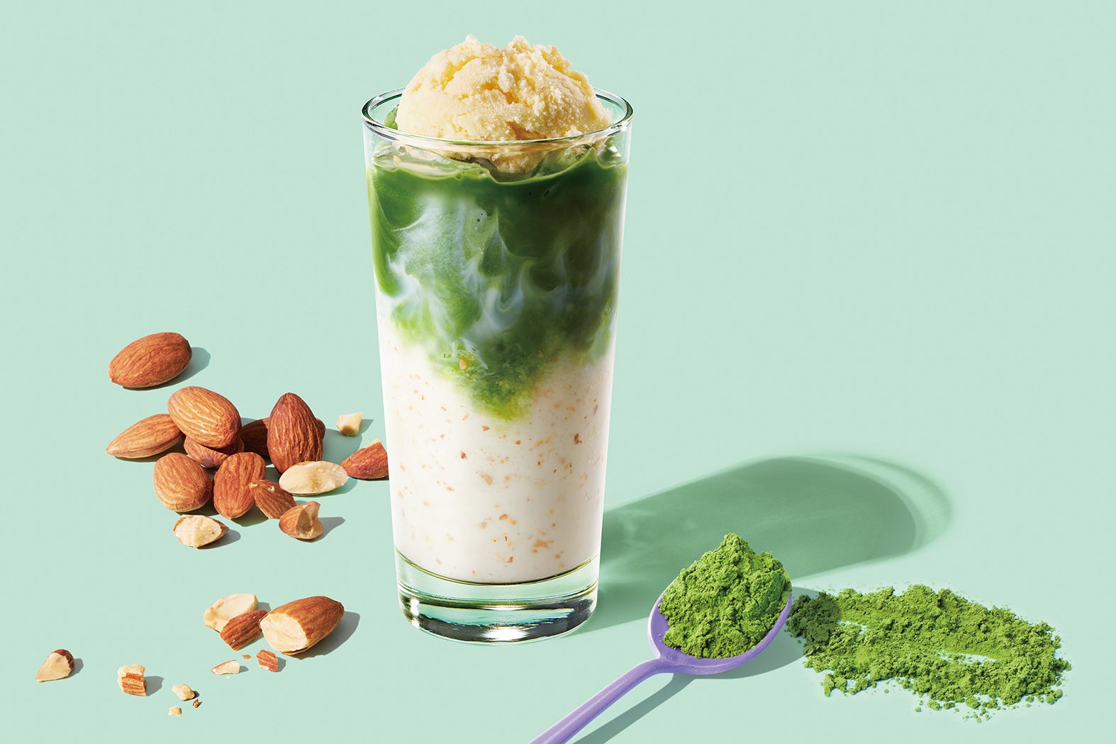 抹茶 ＆ クラッシュ アーモンドミルク ティー ラテのバニラアイスクリームトッピング／画像提供：スターバックス コーヒー ジャパン