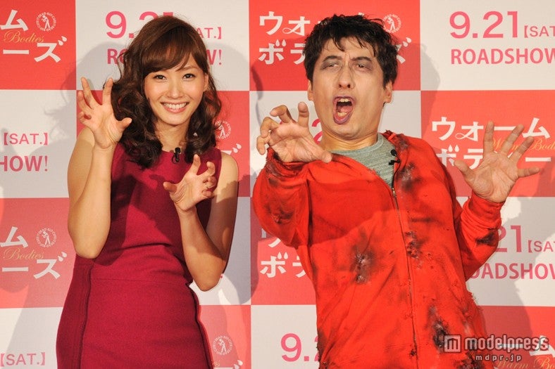 映画「ウォーム・ボディーズ」（9月21日公開）の公開直前イベントに藤本美貴（左）と寺門ジモン（右）