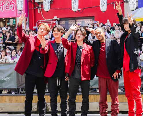 Aぇ! group、道頓堀でサプライズイベント 7000人の前でデビューシングル披露