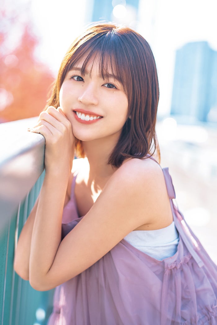 日向坂46松田好花、美肩ライン際立つキャミワンピ姿 1st写真集「振り向いて」アザーカット先行公開