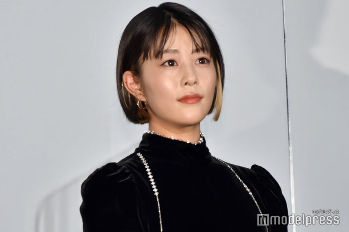 高畑充希 背中ざっくりドレスで登場 紅一点で ソワソワした キャラクター モデルプレス