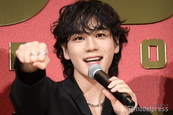 拳を突き出す豆原一成(C)モデルプレス