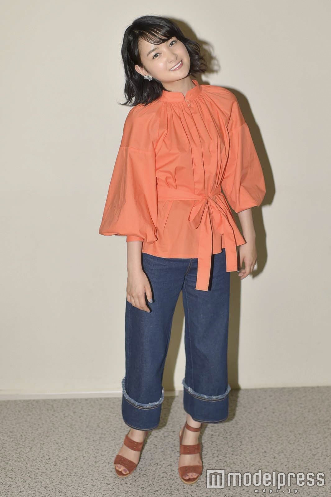 葵わかな／ブラウス、パンツともにKAREN WALKER/KAREN WALKER GINZA SIX（C）モデルプレス