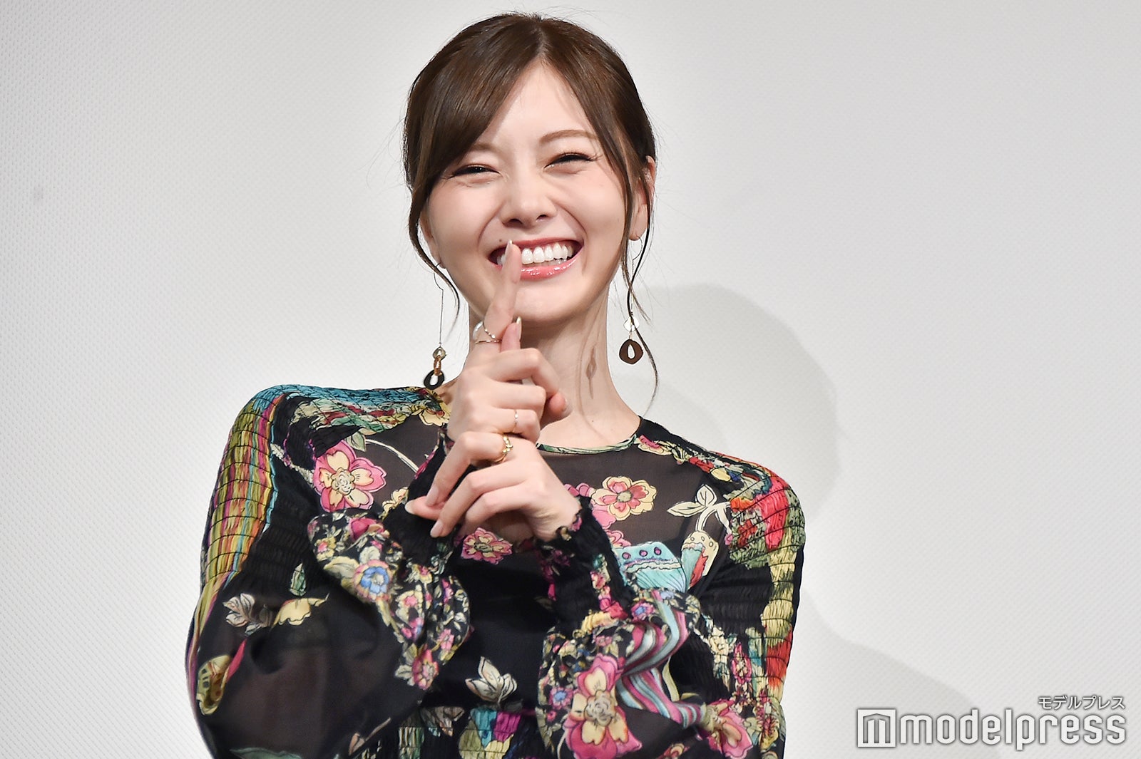 「どろん」ポーズをする白石麻衣 （C）モデルプレス
