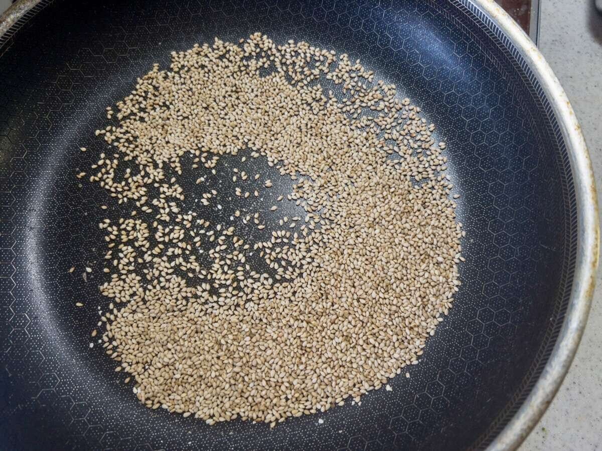 熱したフライパンに白いりごまを入れ、ごまの香りが立つまで1〜2分乾煎り