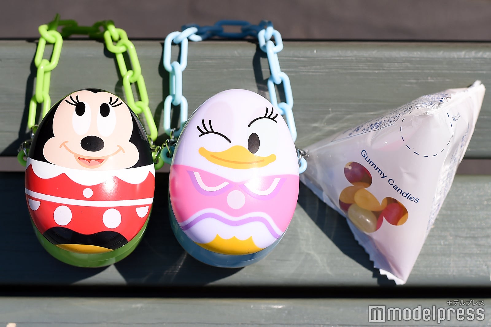 グミキャンディーまたはカラフルチョコレート、ミニスナックケース付き各¥800（C）モデルプレス（C）Disney