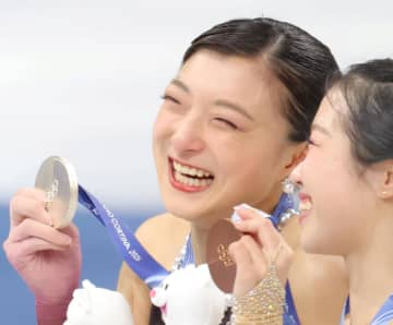 坂本花織が随所に見せた細やかな気遣い 悔し涙の一方で中井亜美の“お姉さん役”も