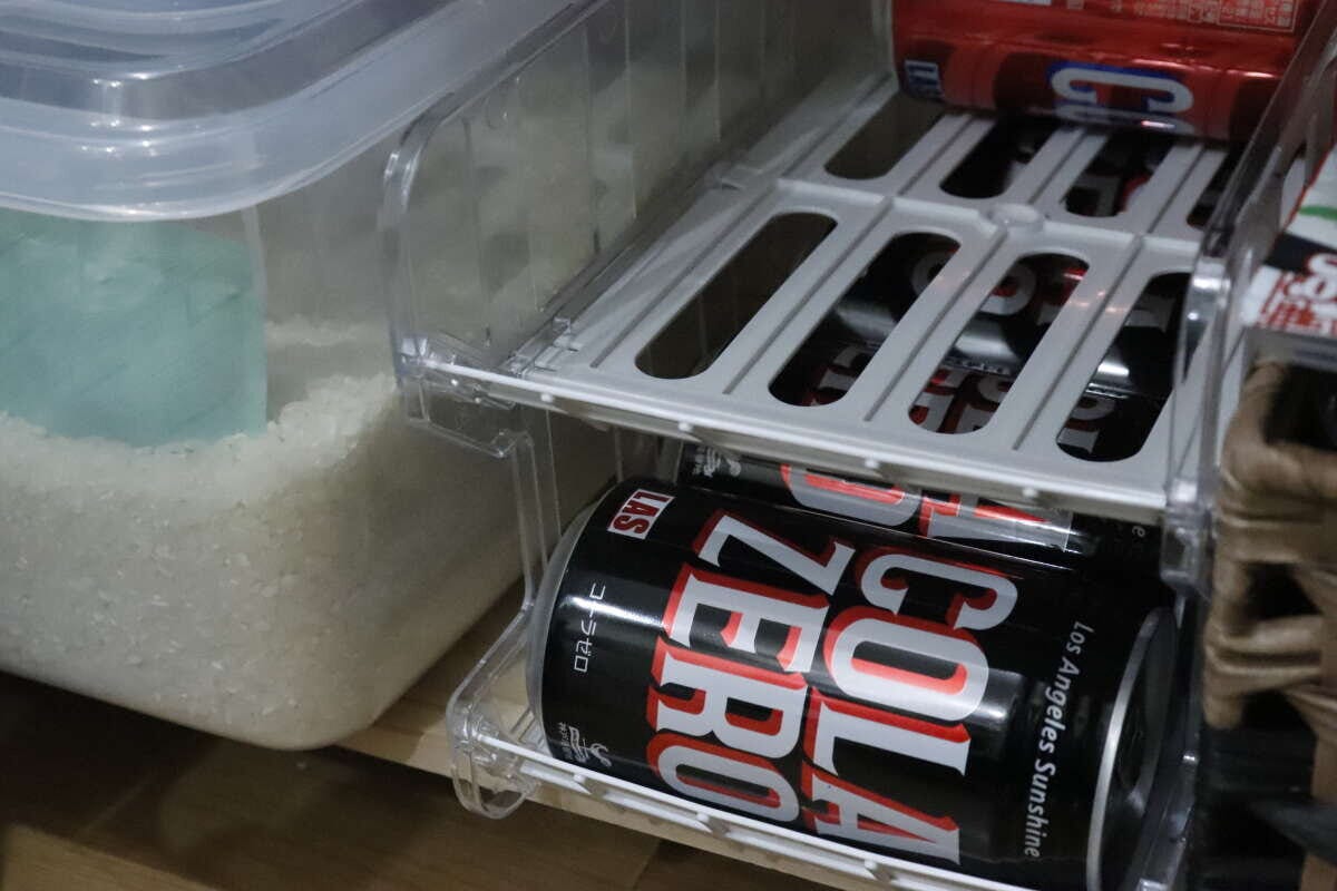冷蔵庫の棚に設置された缶ボトルホルダーと米びつ