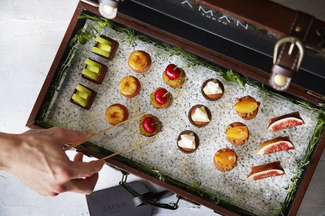 特製トランクが開かれると、旬のフルーツを使ったスイーツが／画像提供：アマン東京