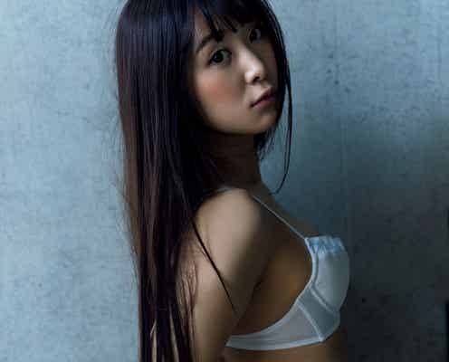 9頭身ドール系美女・真島なおみ、白ランジェリーで美ヒップ魅せ “あざとい女子”に