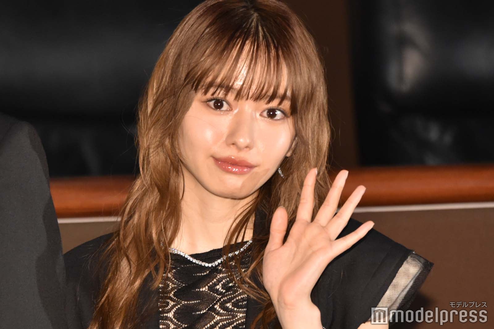 手を振る山本舞香（C）モデルプレス