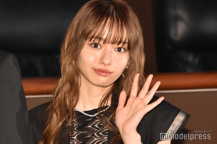 手を振る山本舞香(C)モデルプレス