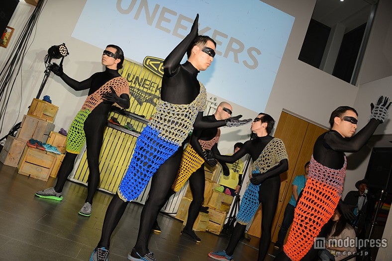 どんな体勢にもスニーカーが即時に馴染むことを体現