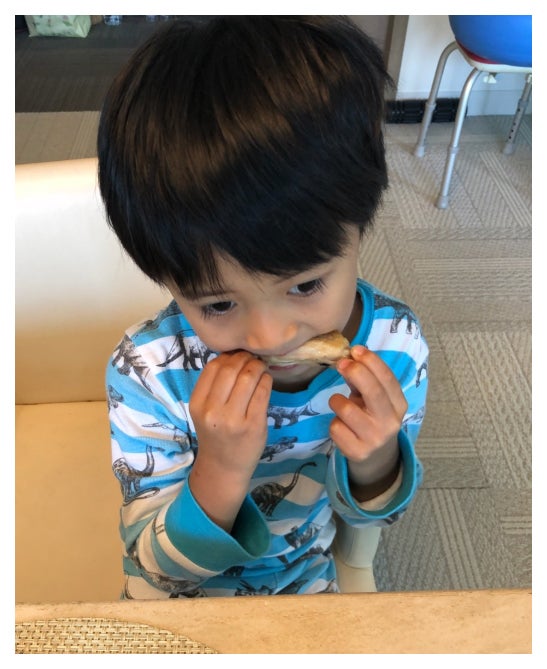 食べる仕草が麻央さんに似ているという勸玄くん／市川海老蔵オフィシャルブログ（Ameba）より