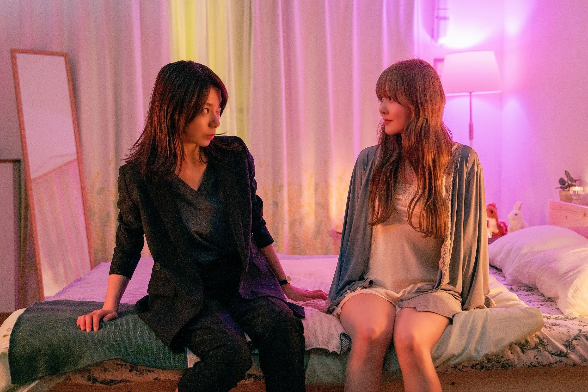 森カンナ、加藤史帆（C）「彩香ちゃんは弘子先輩に恋してる」製作委員会・MBS