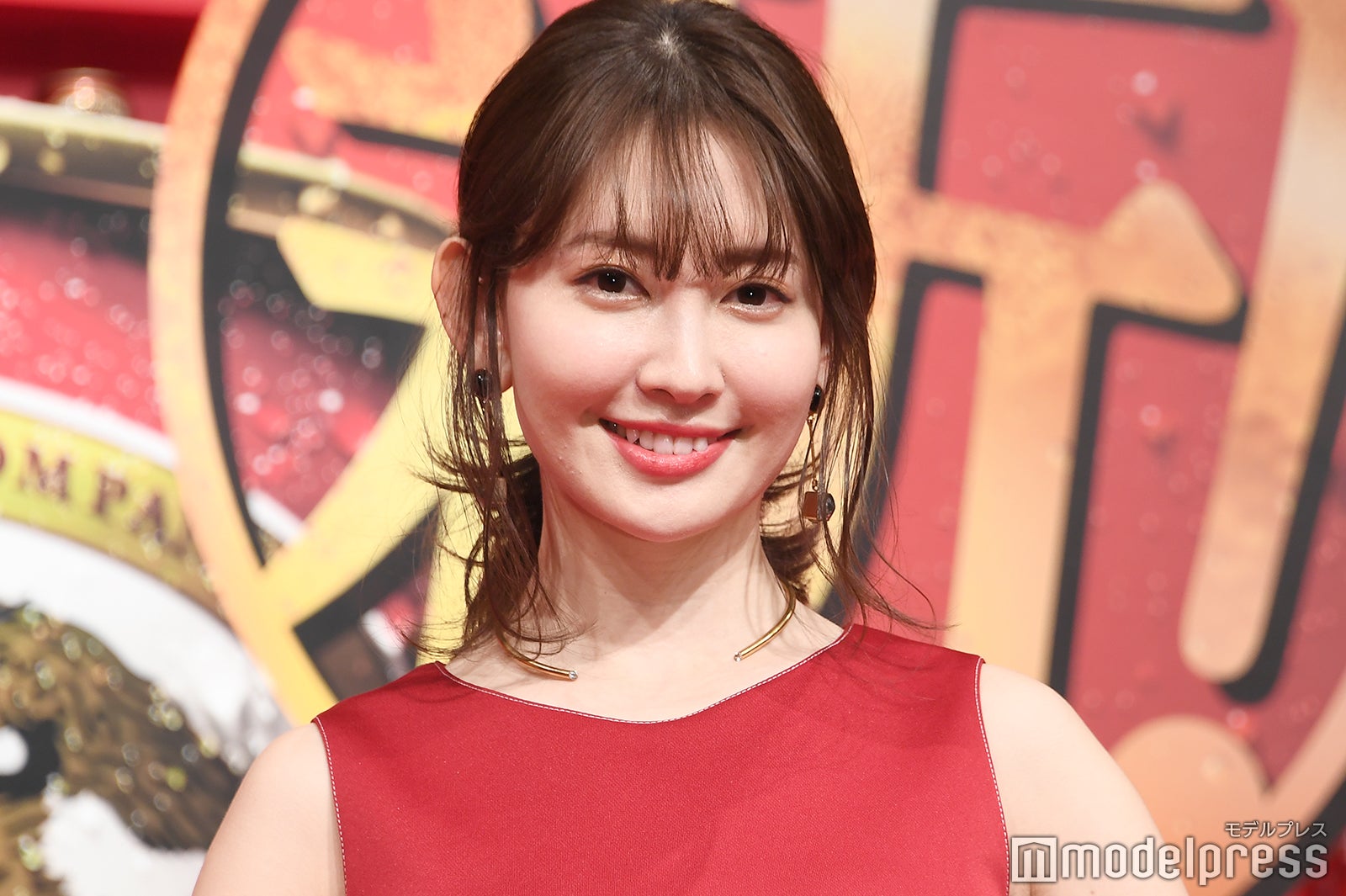 小嶋陽菜、大胆スリットから美脚披露 “正月恒例”干支コスプレ姿公開