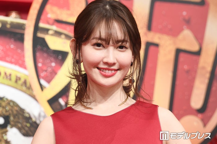 小嶋陽菜、胸元輝くノースリワンピ姿 38歳の誕生日報告「綺麗を更新してる」「スタイルも生き方も憧れ」と反響