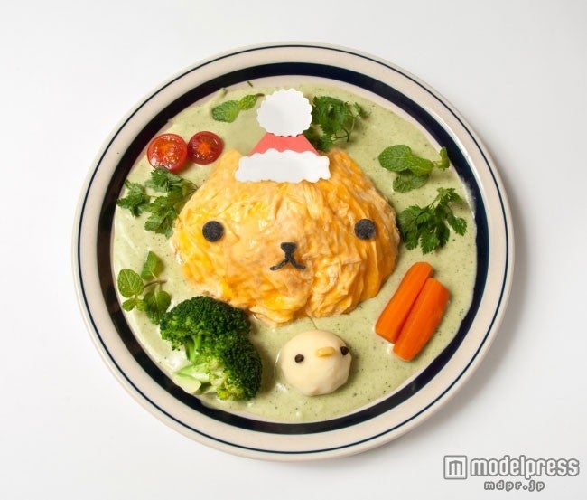 「メリーキュリスマス♪ カピバラさんのサンタクロースオムライス～ほうれん草の草原クリームソース～」1,080円（C）TRYWORKS
