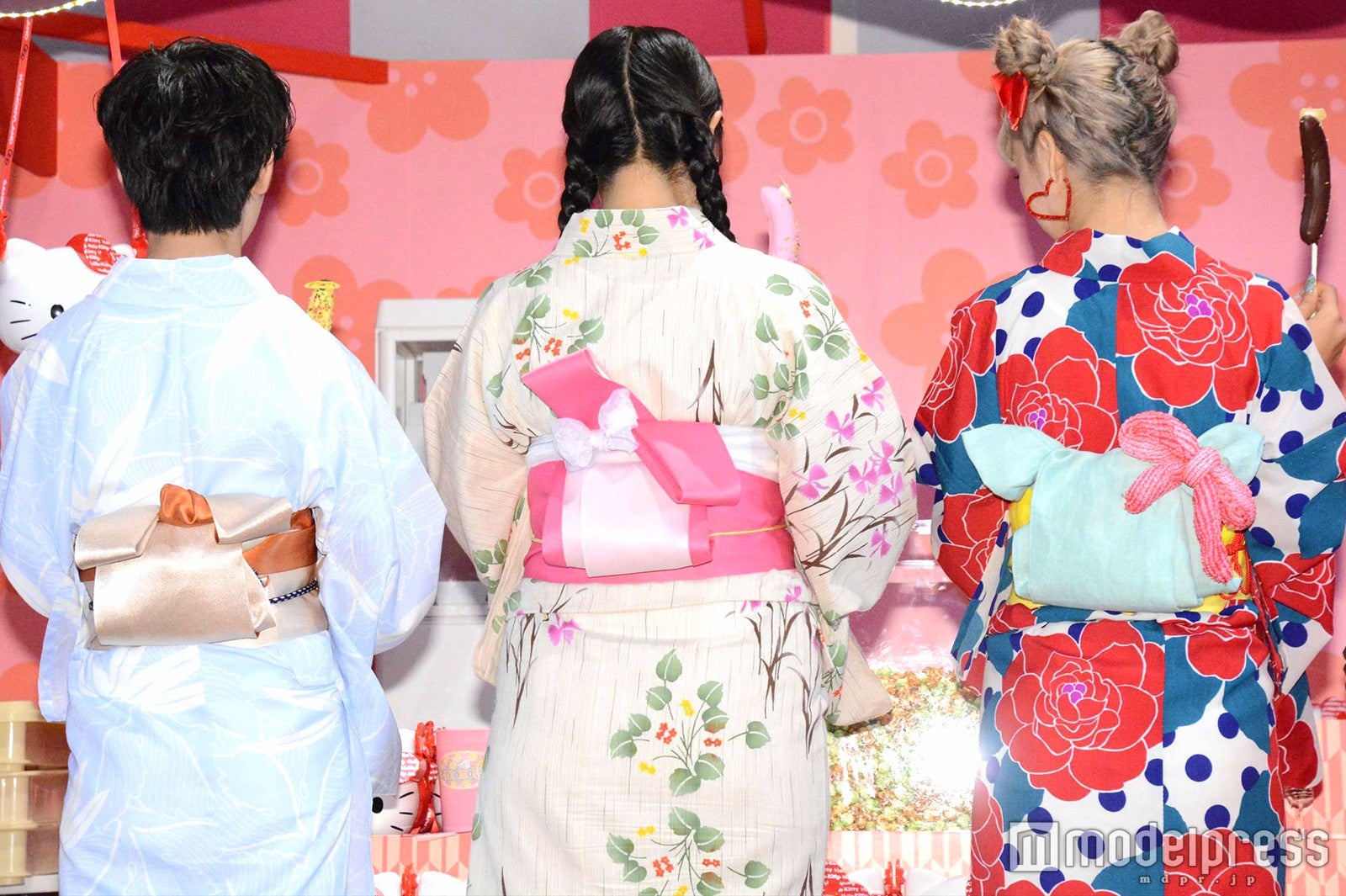 （バックショット）ゆうたろう、白鳥久美子、藤田ニコル（C）モデルプレス