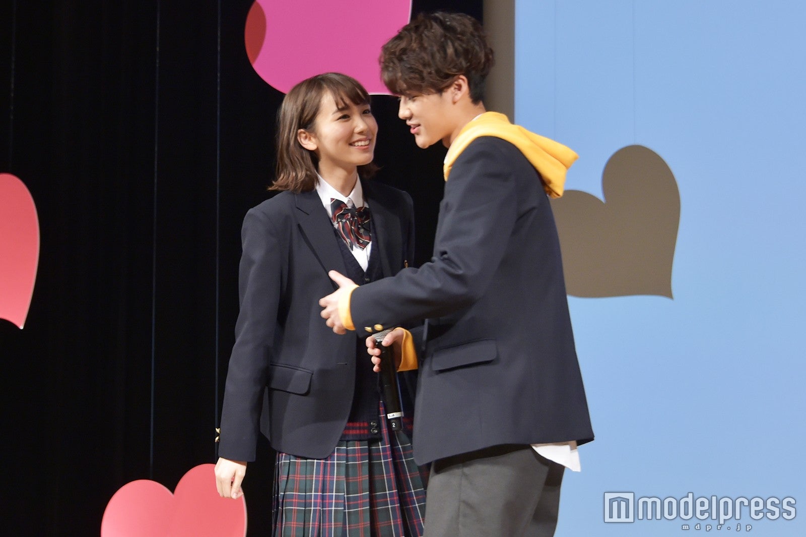 葉山奨之にキスシーンのアドバイスをする飯豊まりえ （C）モデルプレス