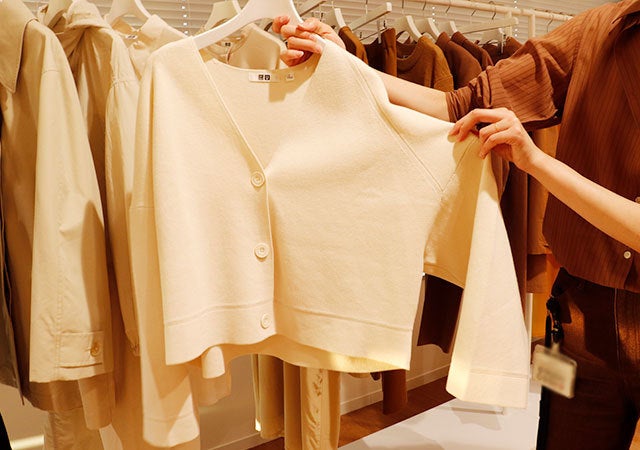 ユニクロ　ミラノリブVネックカーディガン　2021年　新作