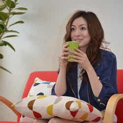リラックスムードでトークする徳澤直子