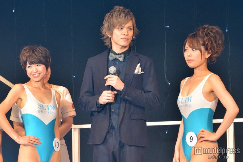 スリムクイーンの努力を称える山本裕典