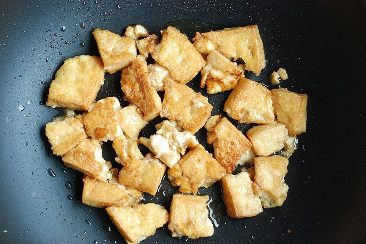 フライパンで両面がこんがりと焼かれた厚揚げ