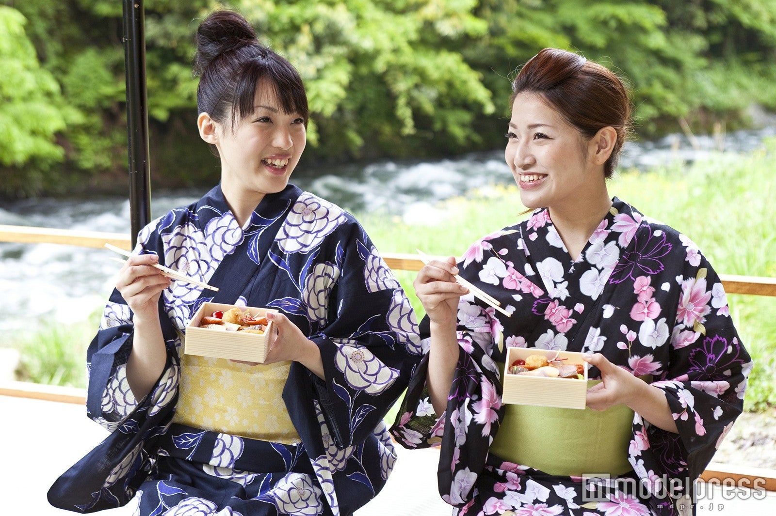 川床で食べるお弁当も格別の美味しさ／画像提供：山中温泉観光協会・旅館協同組合