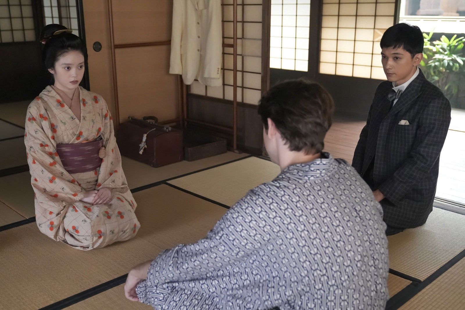 高石あかり、トミー・バストウ、吉沢亮「ばけばけ」第31話（C）NHK