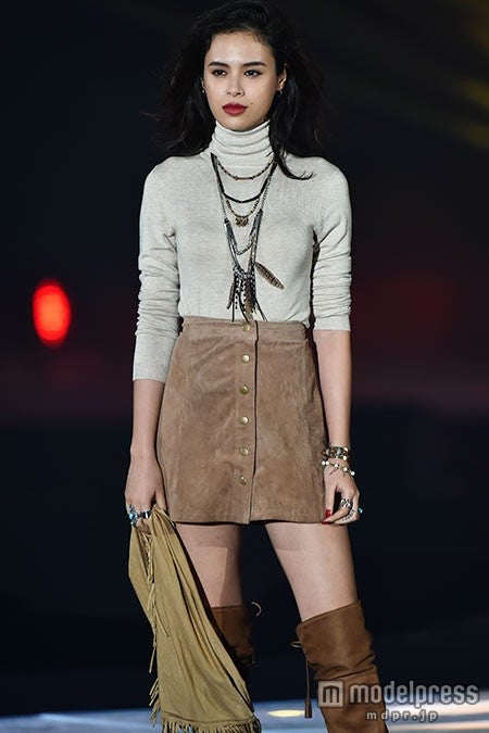 “ロングブーツ”ブームが再燃!玉城ティナら人気モデルに学ぶ絶妙肌見せスタイル