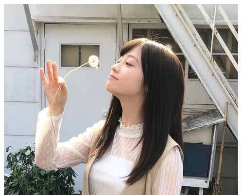 橋本環奈、綿毛に包まれる動画に「天使が舞い降りた」「癒やされる」と反響