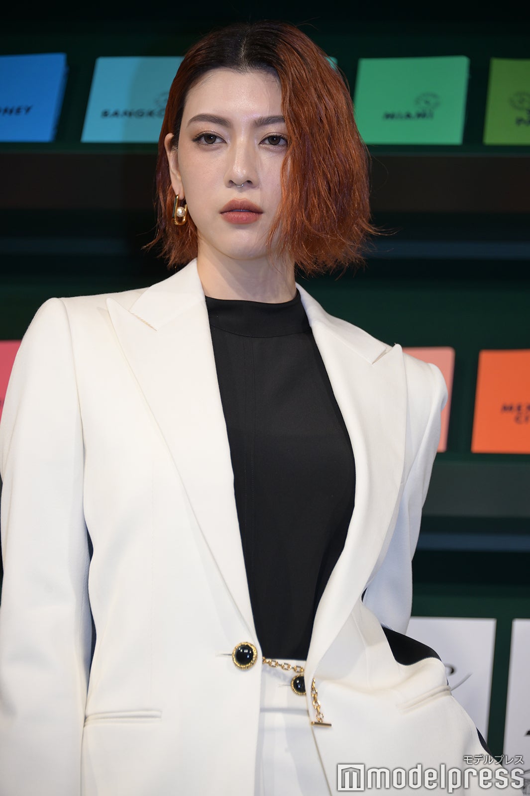 三吉彩花、鼻ピアス姿で登場 オレンジヘア×白セットアップで