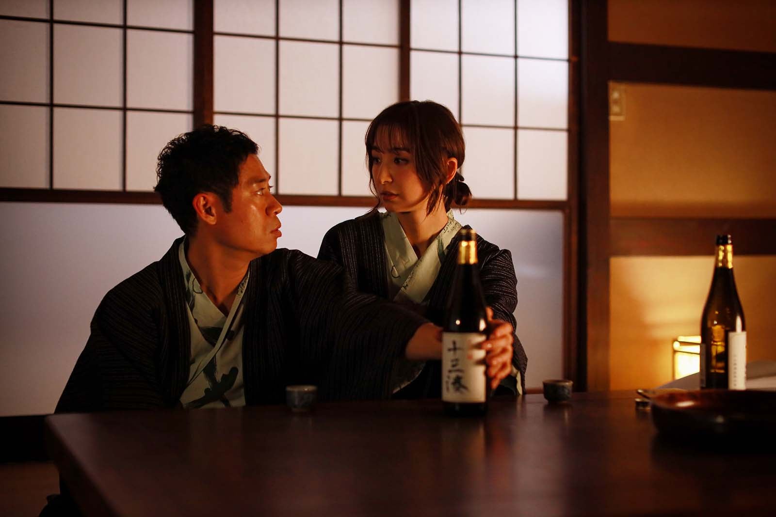 伊藤淳史、篠田麻里子「離婚しない男―サレ夫と悪嫁の騙し愛―」第8話より（C）テレビ朝日