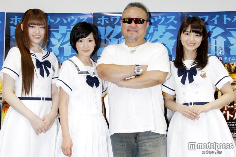 左から松村沙友理、生駒里奈、テレンス・リー氏、若月佑美