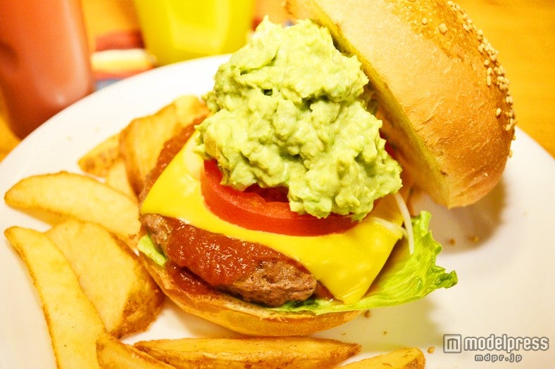 濃厚アボカドがたまらない、沖縄一の絶品バーガー