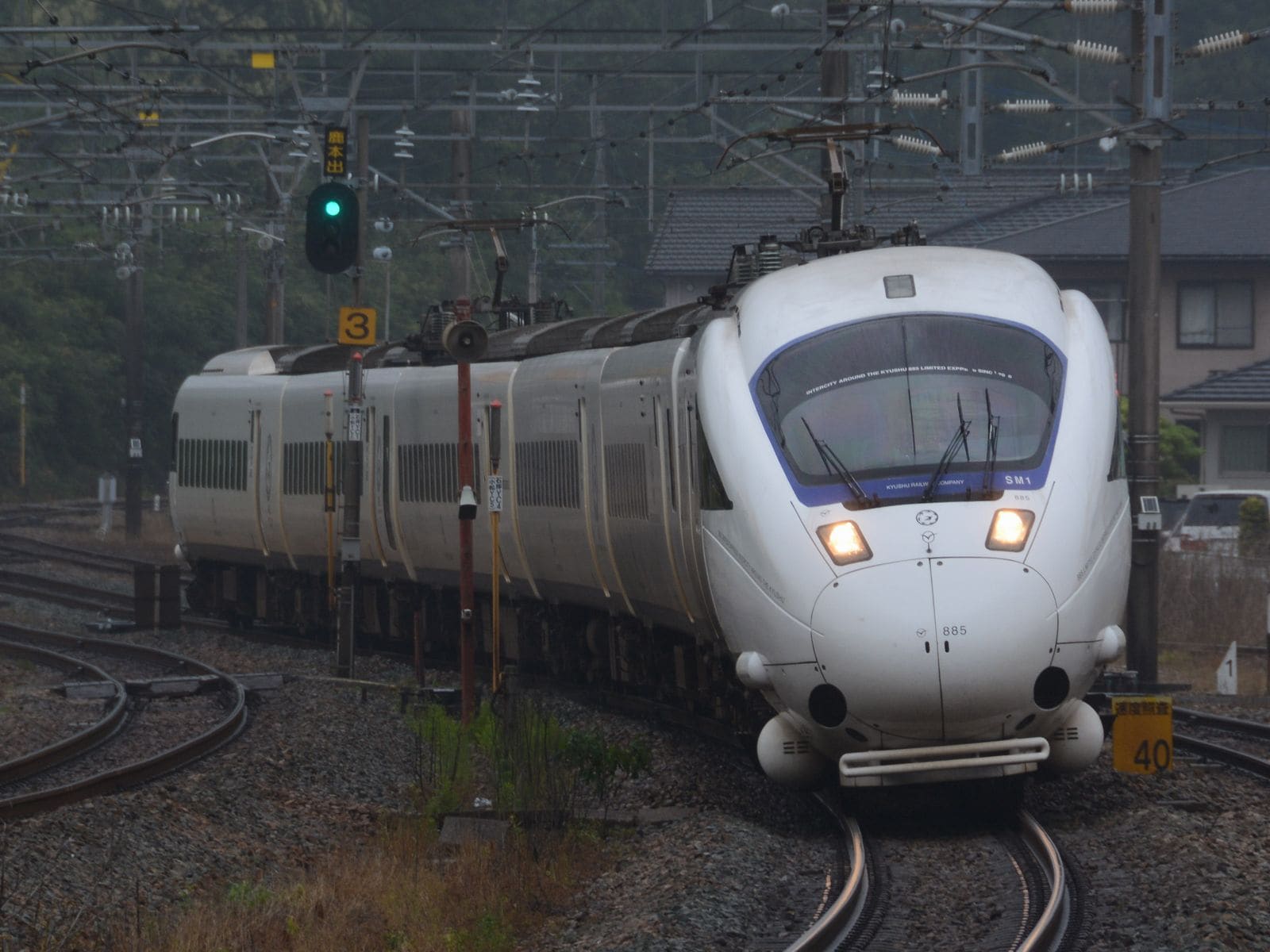 ドイツの高速列車ICEそっくりの885系特急