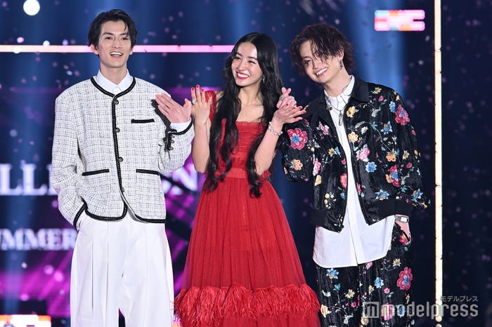 「女神降臨」ポーズでキメる渡邊圭祐、Koki、綱啓永(C)モデルプレス