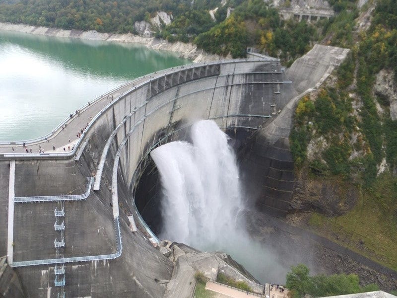 人間の英知を結集して作られた黒部ダム。 観光放水では水の勢いに驚きます（2013年10月撮影）