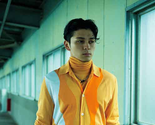 新婚の眞栄田郷敦「一回きりの人生を楽しむ」 ハイブランドの最新ルックまとい“モード”な表情