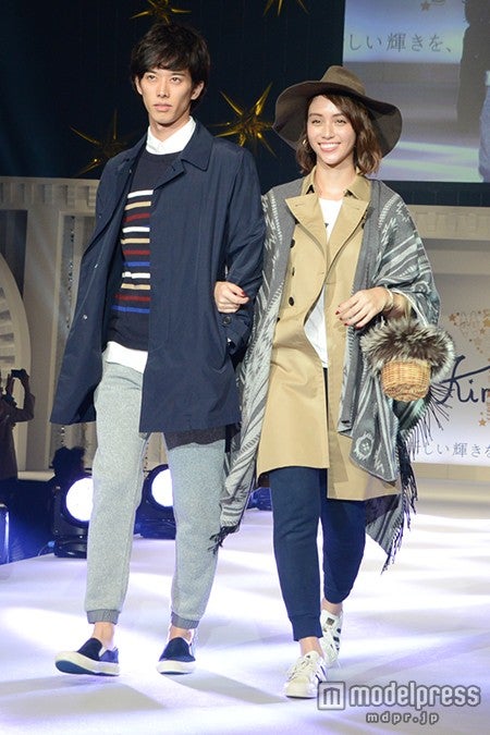 滝沢カレン（右）