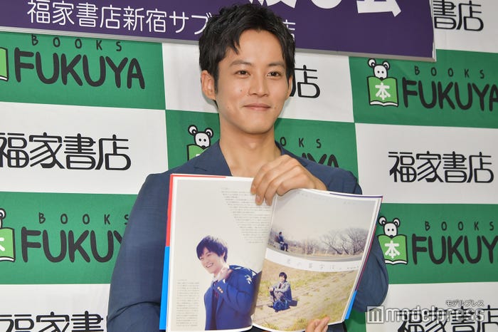 お気に入りページを紹介する松坂桃李(C)モデルプレス