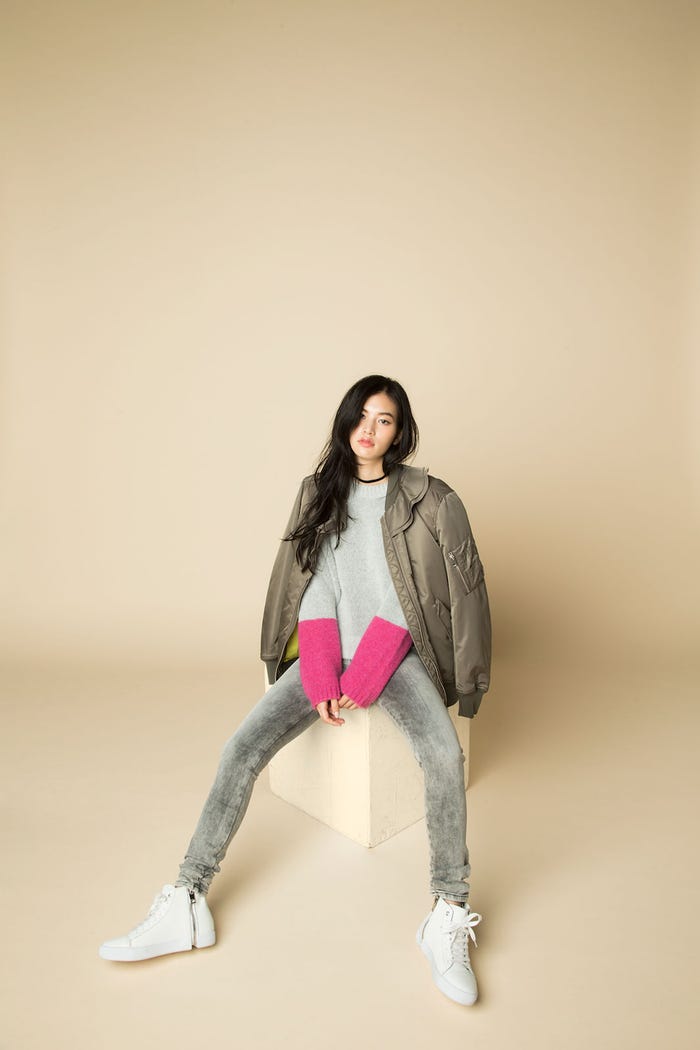 ジャケット¥45,000(税抜)、ニット¥21,000(税抜)、スニーカー¥21,000(税抜)、デニム¥37,000(税抜)WEB取り扱い対象外商品/すべてDIESEL、チョーカー/スタイリスト私物(C)TOPLOG