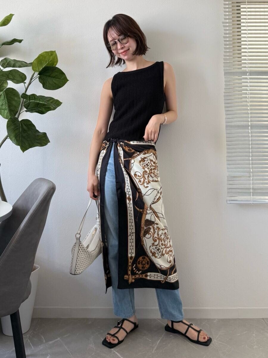 黒いニットタンクトップとデニムにスカーフを巻いた女性の全身コーデ 黒いニットタンクトップとデニムにスカーフを巻いた女性の全身コーデ